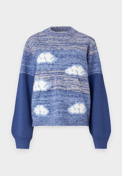 Blauer Strickpullover mit strukturiertem Muster, das weiße Wolkenformen und ein verlaufsreiches Design zeigt; gerippte Bündchen und runder Halsausschnitt.