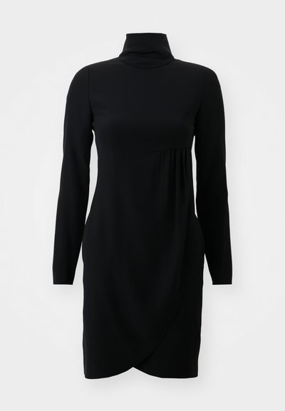 Crna haljina dugih rukava s visokim vratom, s drapiranim prednjim dijelom i laskavim siluetom. Izrađena od glatkog, rastezljivog materijala.