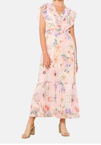 Blommig maxiklänning i mjuk rosa, med volangärmar, v-ringning, elastisk midja och lager på lager-skirt med multikolor blommönster.