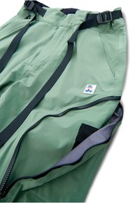 Pantaloni impermeabili verdi con bretelle nere regolabili, interiori delle tasche a contrasto e una piccola etichetta logo vicino alla vita. Inclusi tasche con zip.