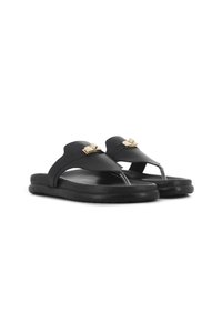 Sandalias de dedo de cuero negro con textura suave y un lazo para el dedo del pie, que presentan acentos de hardware dorado en las correas y una suela acolchada.