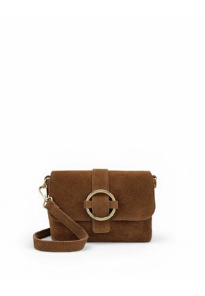 Sac bandoulière en daim marron avec une boucle circulaire dorée et une sangle réglable sur fond blanc.