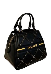 Borsa nera in materiale sintetico con motivo a rombi, dettagli in borchie, doppio manico e una striscia gialla con logo. Presenta una tasca con zip sul davanti.