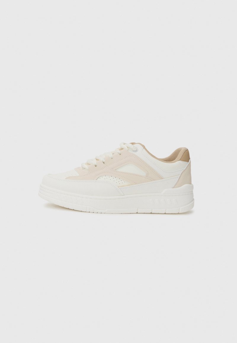 Sneakers bianchi e beige con tomaia in pelle testurizzata, suola ammortizzata e dettagli perforati per la traspirazione. Design con lacci, stile low-top.