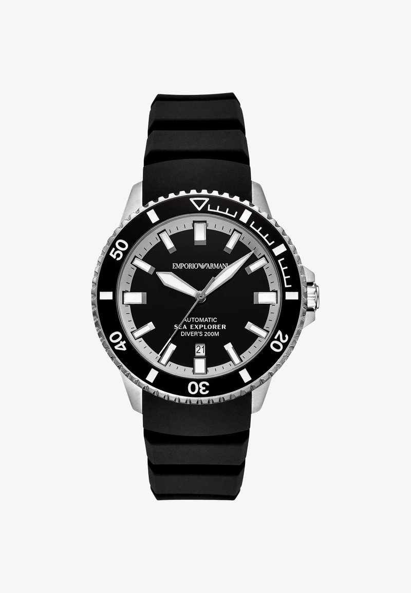 Montre de plongée automatique Emporio Armani avec cadran noir, aiguilles argentées, affichage de la date, lunette tournante et bracelet en caoutchouc noir.