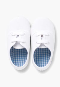 Scarpe da tela bianche con fodera in gingham blu, design a punta arrotondata e due lacci bianchi. Texture liscia e stile minimalista.