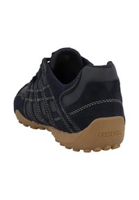 Zapatilla de ante y goma en color navy con un upper texturizado, costuras en contraste y suela de goma. Presenta un cuello acolchado y cierre con cordones.