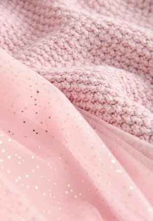 Lys rosa strikket stof dækket med gennemsigtig pink tyl, der har tilfældigt spredte gyldne glimmer prikker, hvilket skaber en tekstureret lagdelt effekt.