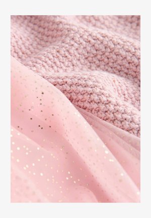 Svijetloružičasta pletena tkanina prekrivena prozirnim ružičastim tulom s raspršenim zlatnim šljokicama, stvarajući teksturirani slojeviti efekt.