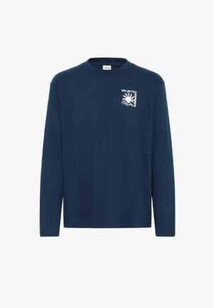 Navy garšīga piedurkņu T-krekls, izgatavots no kokvilnas; uz kreisās krūtis ir balta grafika ar sauli un tekstu "NEIEROBEŽOTS VASARA". Apaļš kakla izgriezums.