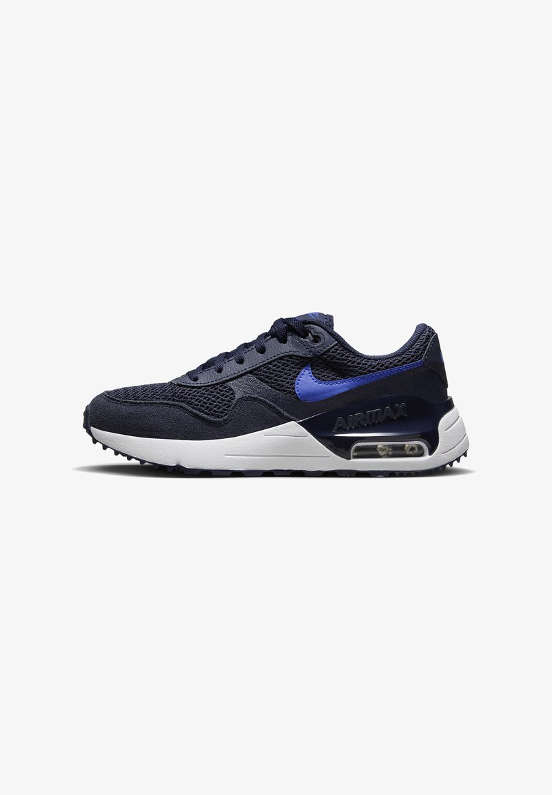 Sneaker in rete e suede blu navy con suola intermedia e tallone bianchi. Presenta uno swoosh blu e un'imbottitura ad aria visibile. Suola in gomma.