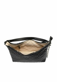 Borsa a mano in pelle nera con texture a diamante, chiusura con zip e un interno morbido color beige, dotata di tracolla removibile.