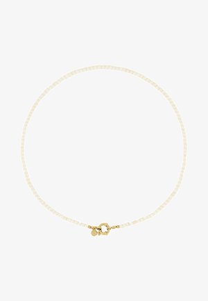 Collier en perles blanches avec un fermoir doré, présentant de petites perles de forme irrégulière et un accent décoratif près de la fermeture.