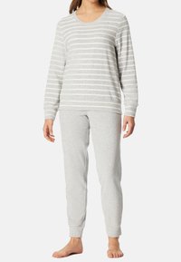 Grijze loungewear set met een langemouwen top met witte strepen en broek met drawstring. Zachte stof met geribde boorden en zoom.