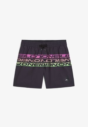 Sorte svømmedragter lavet af letvægtsmateriale, med vandrette gradienttekst i pink, lilla og grøn, samt elastik og snøre i taljen.