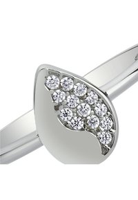 Bague avec une bande en argent poli, une surface courbée et brillante, et un ensemble de pierres claires et étincelantes disposées en un motif décoratif.