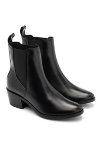 Czarne skórzane botki za kostkę z elastycznymi panelami po bokach, spiczastym czubkiem i niskim, blokowym obcasem. Gładka faktura, minimalistyczny design oraz dwa uchwyty.