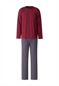 Chemise longue bordeaux avec une poche, associée à un pantalon de détente à motifs bleu et blanc, doté d'une coupe décontractée et de jambes droites.
