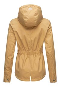 Beige huva jacka med snäv elastisk midja, långa ärmar med knappade manschetter och liten slits i bakre fållen.