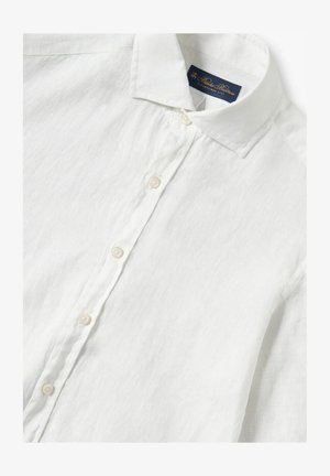 Camicia bianca in lino con colletto a maniche, caratterizzata da una trama verticale e bottoni color perla sul davanti. Etichetta visibile all'interno del colletto.