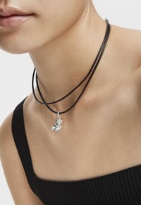 Choker in pelle nera con un pendente a forma di orso in argento, caratterizzato da una finitura lucida e un design a doppio filo.