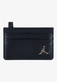 Sort læder kortholder med flere kortslots, prydet med et gyldent Jumpman-logo på fronten. Blød tekstur og minimalistisk design.