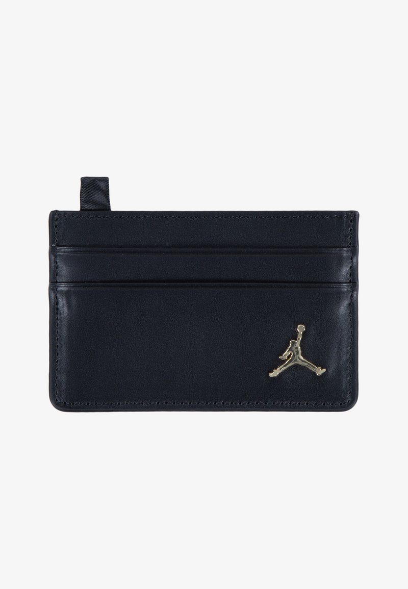 Fekete bőrkártyatartó több kártyahellyel, az elülső részen arany színű Jumpman logóval. Simább textúra és minimalista dizájn.