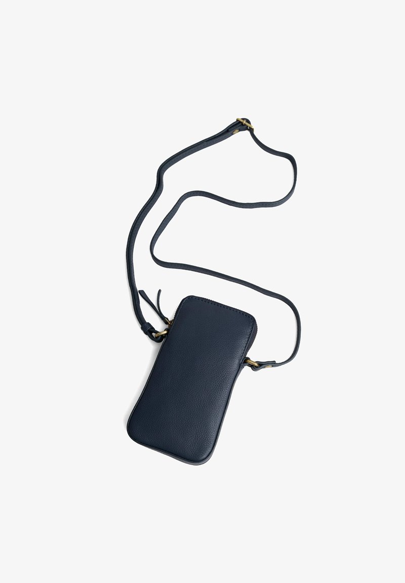 Borsa a tracolla per telefono in pelle blu navy con texture liscia, chiusura con zip e tracolla regolabile; presenta dettagli in hardware color oro.
