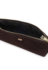 Smeđa suede olovka s zlatnim patent zatvaračem. Unutrašnjost ima crnu podlogu s suptilnim uzorkom loga. Kompaktni i pravokutni oblik.