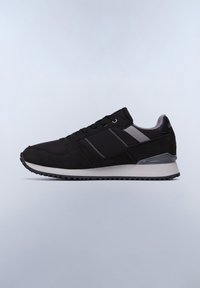 Scarpa sportiva nera con tomaia in suede dal texture, dettagli in mesh e particolari grigi. Presenta una punta rotonda e una suola imbottita per il supporto.