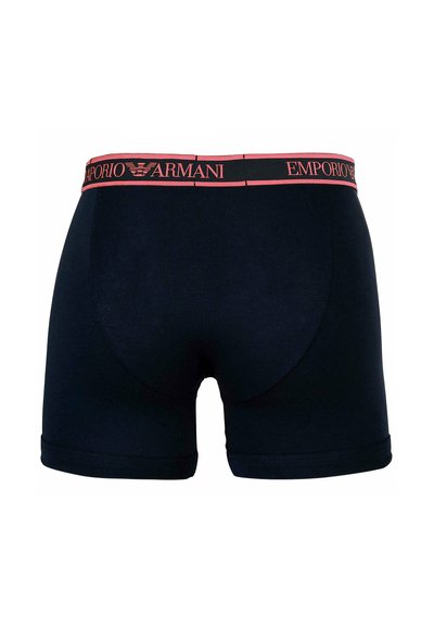 Schwarze Boxershorts für Herren mit pinkfarbenem Emporio Armani Markenbund, von hinten gezeigt.