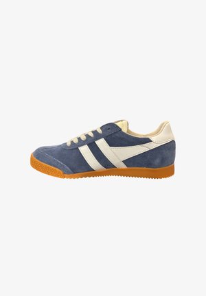 Blauwe suède sneakers met witte strepen, crèmekleurige accenten en een gestructureerde oranje rubberen zool. Heeft een laag profiel en een platte vetersluiting.