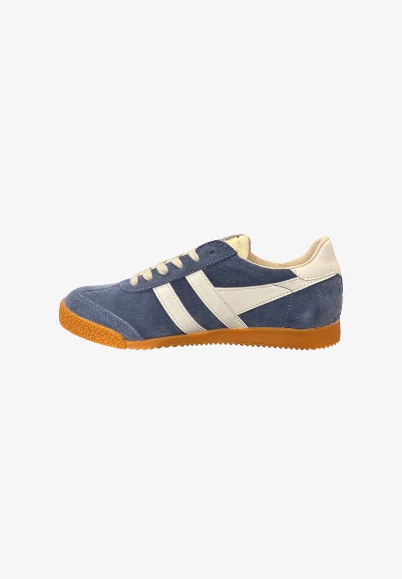 Baskets en suede bleu avec des rayures blanches, des accents crème et une semelle en caoutchouc orange texturée. Présente un profil bas et un design de laçage plat.