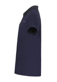 Polo de color azul marino hecho de algodón, con mangas cortas, cuello y un pequeño logo azul en la parte frontal. Textura suave.