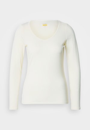 Λευκό γυναικείο φανελάκι με μακριά μανίκια και εφαρμοστή γραμμή, με V-λαιμόκοψη, απλωμένο επίπεδα πάνω σε ανοιχτό φόντο.