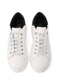 Sneakers bianchi in pelle con superfici texture, fodera nera e occhielli metallici. Presentano lacci piatti e strutturati e una punta arrotondata.