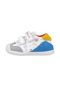 Sneaker bianco con design stampati colorati, accenti in suede grigio e retro blu. Presenta due cinturini in velcro e una suola in gomma texture.