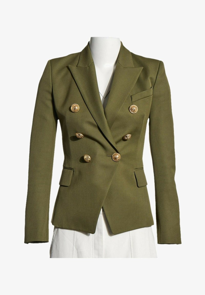 Blazer croisé vert olive avec boutons dorés et revers crantés sur un torse de mannequin blanc.