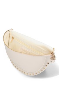 Borsa in pelle beige chiaro con borchie in metallo dorato lungo il bordo inferiore. Presenta una chiusura a cerniera e una piccola tasca interna. Finiture in metallo dorato.