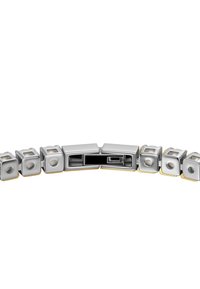 Brazalete de plata con eslabones cuadrados con un acabado pulido. Cada eslabón tiene un corte circular. El cierre es rectangular y suave.
