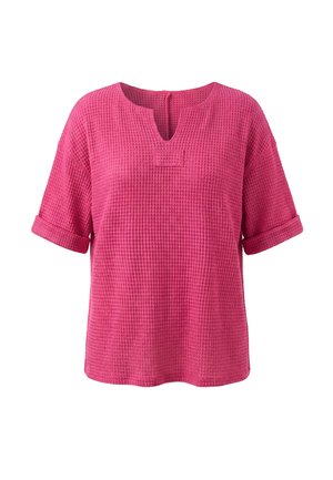 Roze kortemouw wafflegebreide top met opgerolde manchetten en een kleine V-hals.