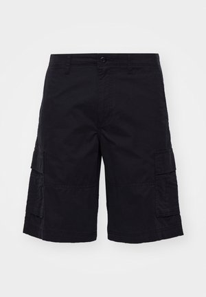 Marine Cargo-Shorts aus einer Baumwoll/Polyester-Mischung, mit mehreren Taschen und einem normalen Schnitt, kombiniert mit beigen Sneakers und weißen Socken.