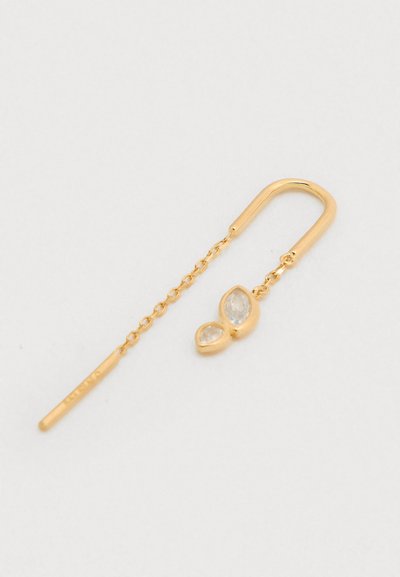Ohrring in Goldoptik mit einem gebogenen Haken, einer zarten Kette und zwei klaren, tropfenförmigen Steinen, die in eine glatte Fassung eingesetzt sind.