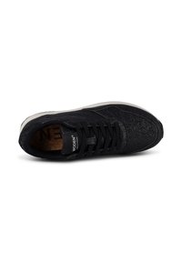 Schwarzer Sneaker mit einem strukturierten Wildleder-Obermaterial, flachen Schnürsenkeln und einer weißen Zwischensohle. Ausgestattet mit einer Korkinnensohle und dezentem Branding auf der Zunge.