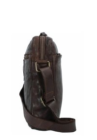 Bolso de hombro de cuero marrón con acabado texturizado, cierre de cremallera, correa ajustable y bolsillo lateral. Forma compacta y rectangular.