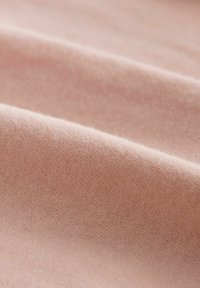 Heller rosa Stoff mit einer weichen Textur, der eine glatte, gleichmäßige Oberfläche und einen subtilen Glanz aufweist, mit sanften Falten und einem konsistenten Webmuster.