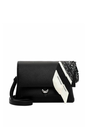 Bolso bandolera de piel texturizada negra con cierre plateado, decorado con una bufanda plegada de patrón negro y blanco en el lado derecho.