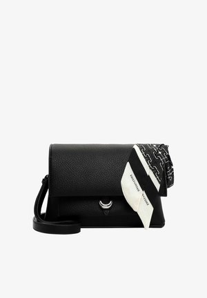 Sac bandoulière en cuir noir texturé avec fermoir argenté, décoré d'une écharpe pliée noire et blanche à motifs sur le côté droit.