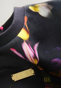 Must musta dressipluus, millel on erksad lillemustrid roosade, kollaste ja valgete toonidega. Soonikkoes kaelus ja kuldne "BAKER" silt detailiks.