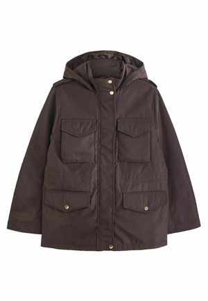 Veste à capuche marron foncé à manches longues, quatre poches à rabat à l'avant et fermetures à boutons-pression sur les poches et le col.